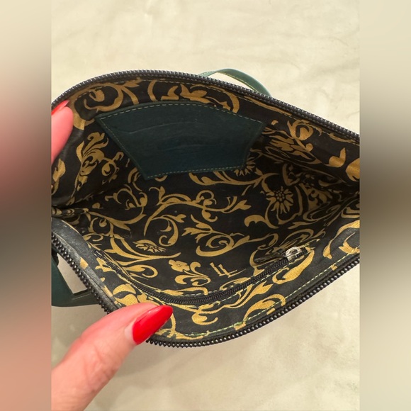 *SOLD ON ANOTHER PLATFORM* Leaders in Leather Crossbody w/ Convertible Straps - Picture 9 of 10